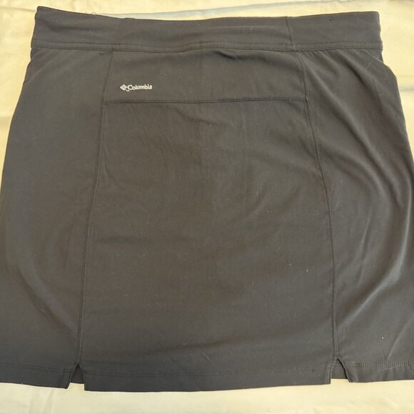 Columbia Size 10 Women's Athletic Black Skort with Zip Pocket - Performance Acti - Picture 3 of 5